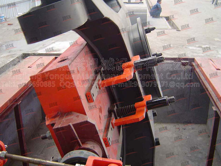 挖土機底盤翻轉